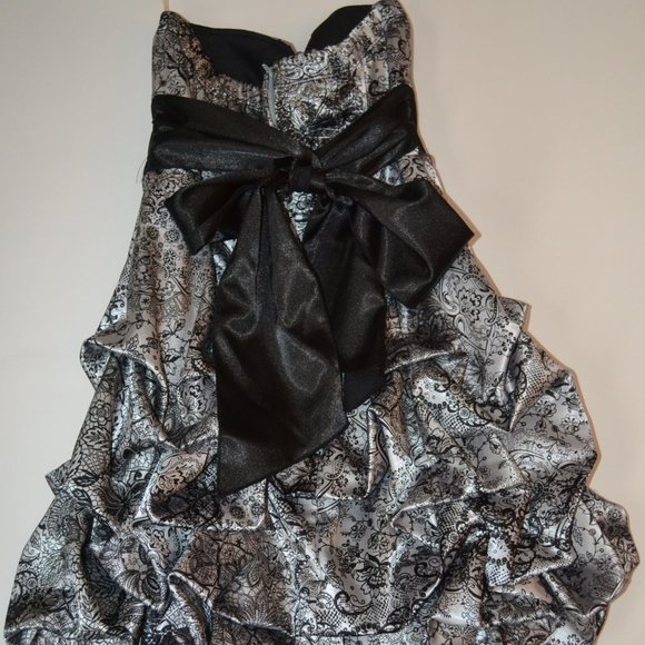 Dress - Picture 2 of 4